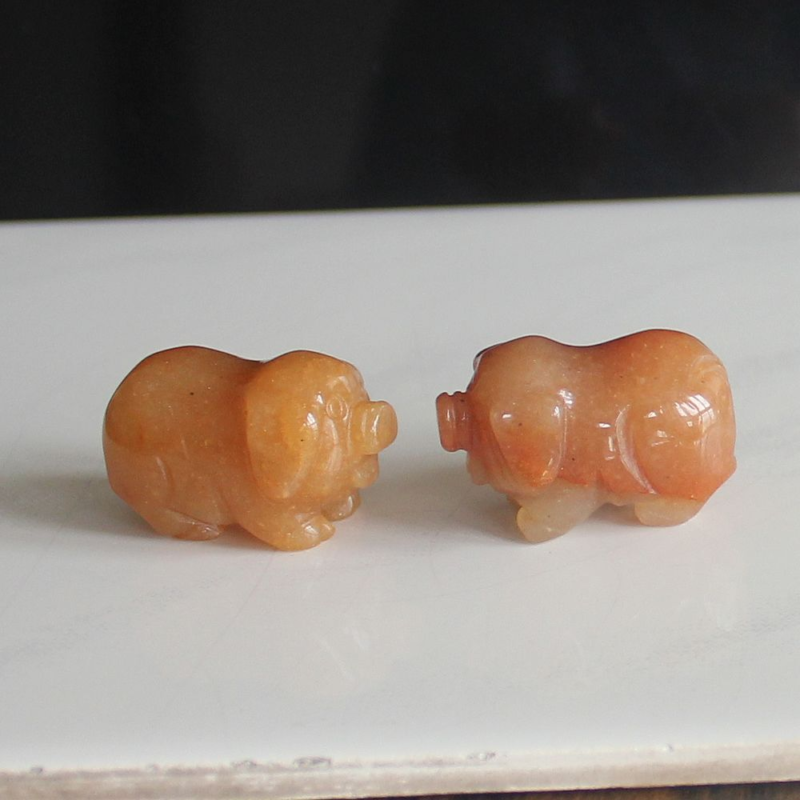 2pcs Mini carved gemstome crystal pig figurine animal carving pockets stone 30mm
