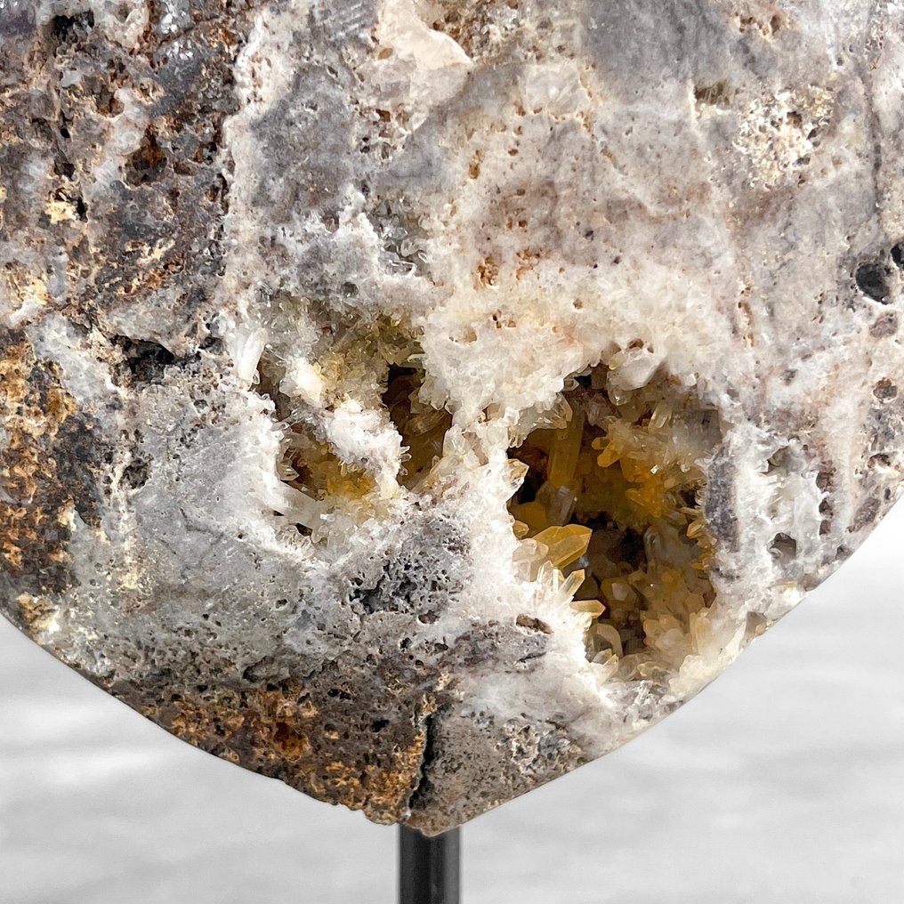 Beautiful Heart Shape of Crystal Quartz on a stand - Crystal - Height: 19 cm - Width: 14 cm- 1600 g - (1)