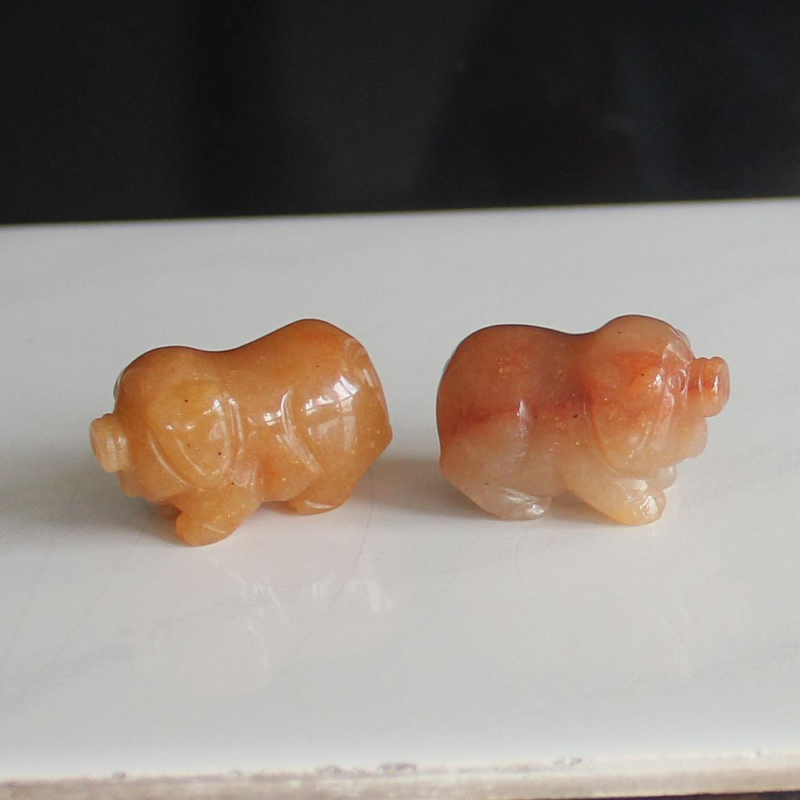 2pcs Mini carved gemstome crystal pig figurine animal carving pockets stone 30mm
