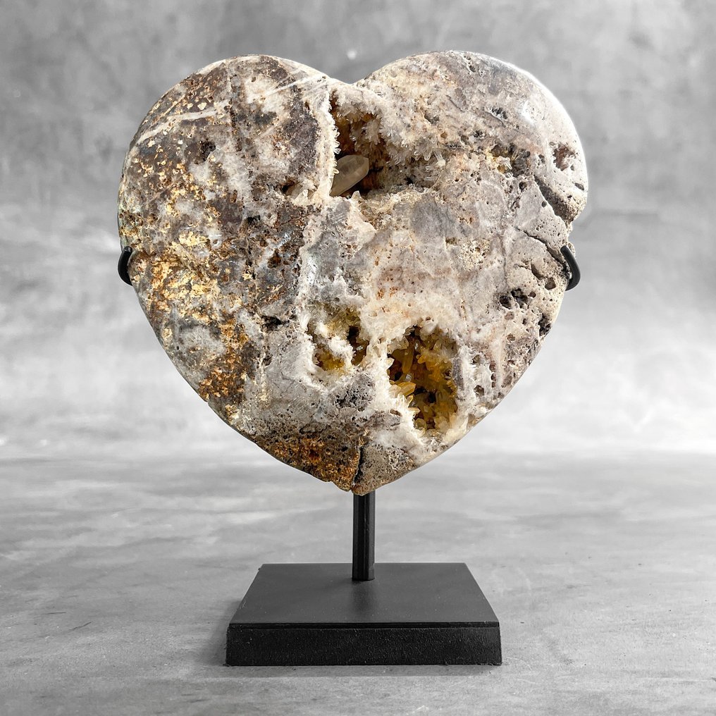 Beautiful Heart Shape of Crystal Quartz on a stand - Crystal - Height: 19 cm - Width: 14 cm- 1600 g - (1)