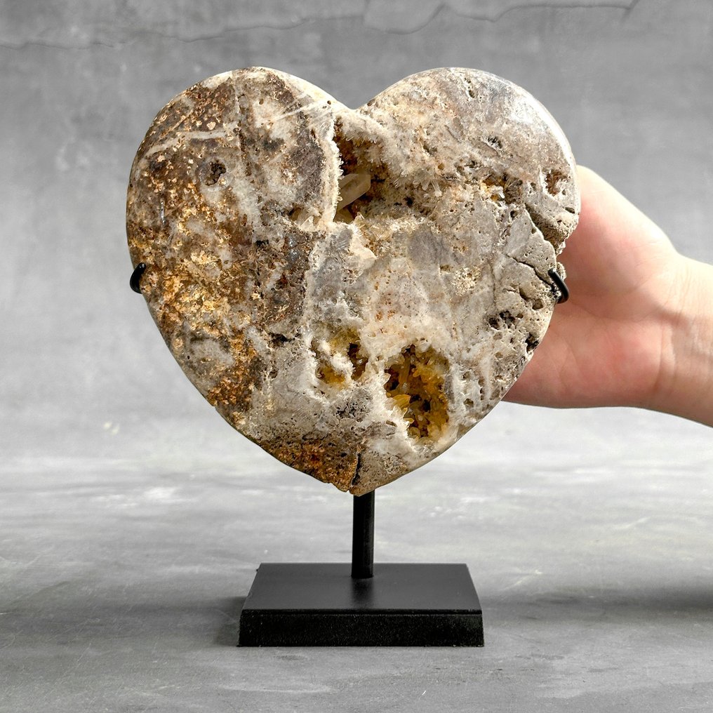 Beautiful Heart Shape of Crystal Quartz on a stand - Crystal - Height: 19 cm - Width: 14 cm- 1600 g - (1)