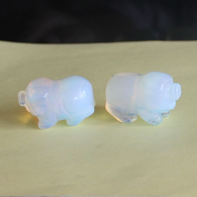 2pcs Mini carved gemstome crystal pig figurine animal carving pockets stone 30mm