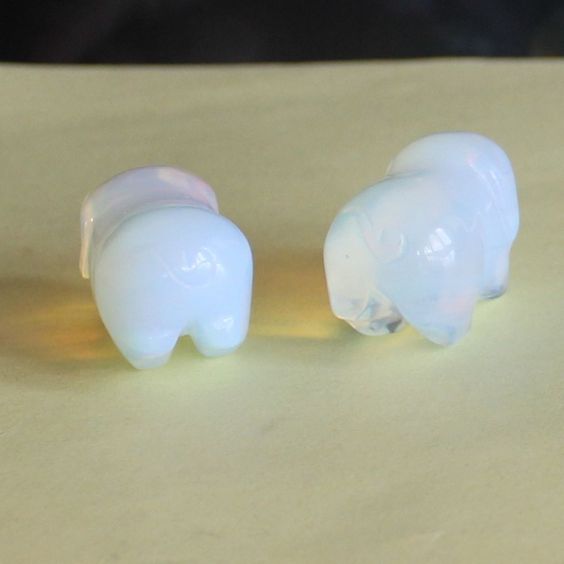 2pcs Mini carved gemstome crystal pig figurine animal carving pockets stone 30mm
