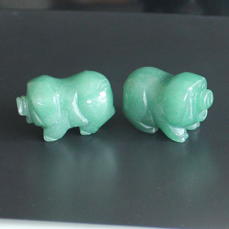 2pcs Mini carved gemstome crystal pig figurine animal carving pockets stone 30mm