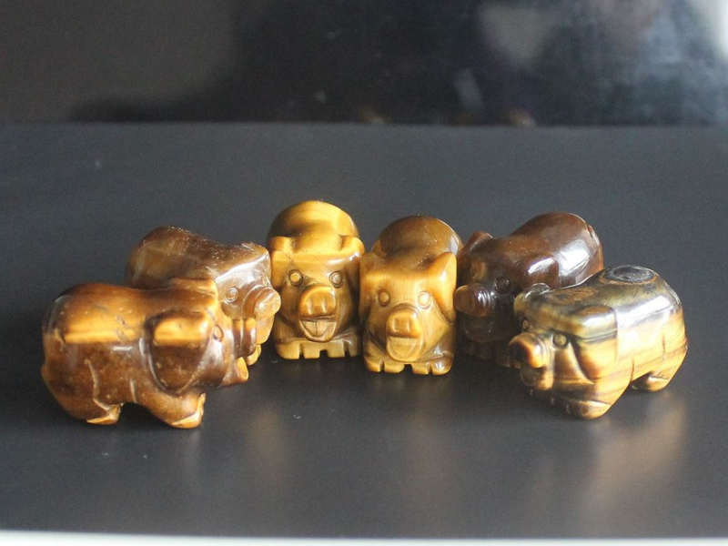 2pcs Mini carved gemstome crystal pig figurine animal carving pockets stone 30mm