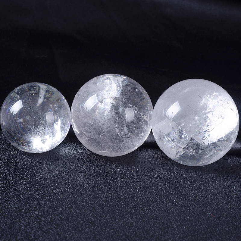 Esfera de cuarzo transparente con piedras preciosas naturales.