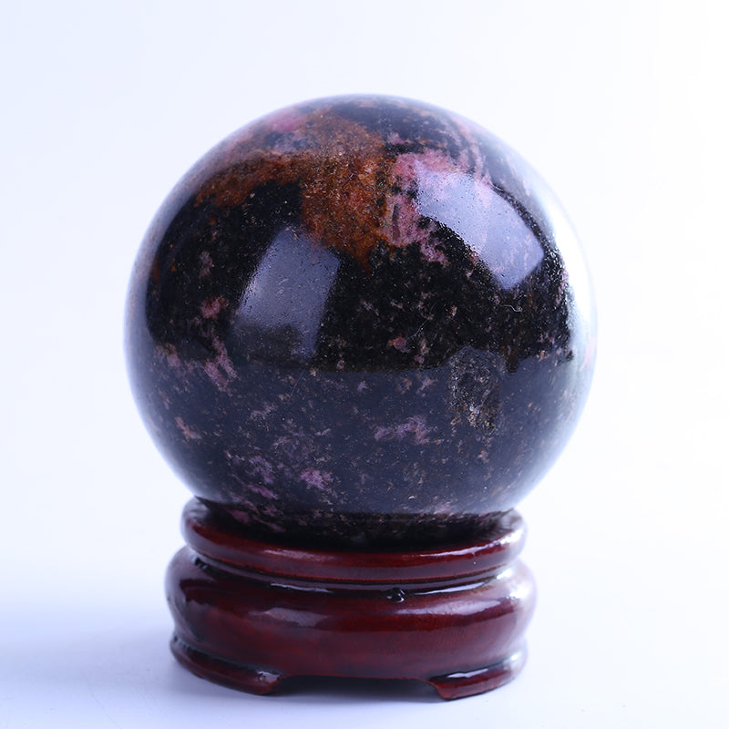 Bola de cristal de roca en flor de ciruelo natural.