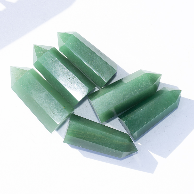 Línea de plumas verdes de piedra curativa de cristal natural