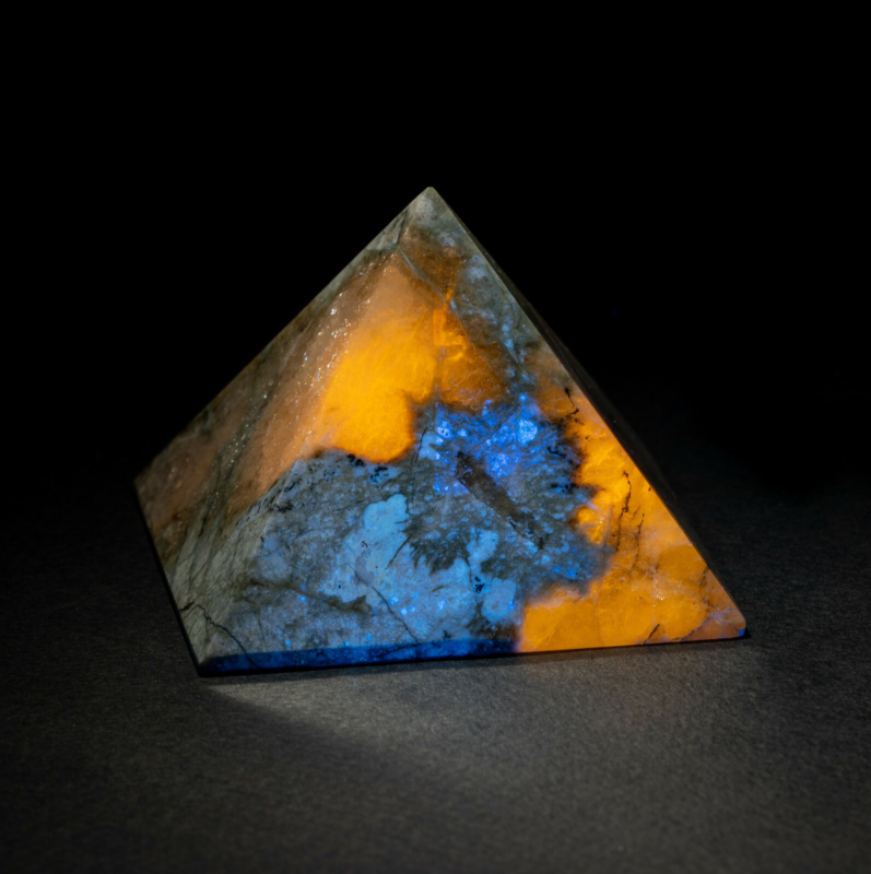 45mm Fluorescent Hackmanite in Natrolite pyramid from Lovozero massif, Kola