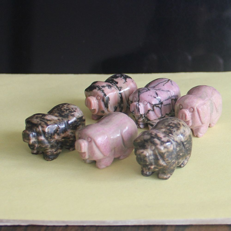 2pcs Mini carved gemstome crystal pig figurine animal carving pockets stone 30mm