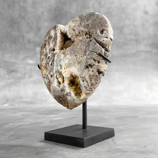 Beautiful Heart Shape of Crystal Quartz on a stand - Crystal - Height: 19 cm - Width: 14 cm- 1600 g - (1)