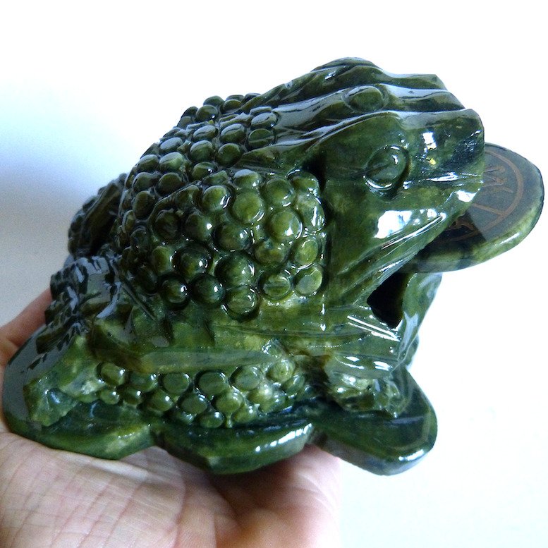 Nephrite lucky frog - 13 x 8.5 cm- 1.17 kg