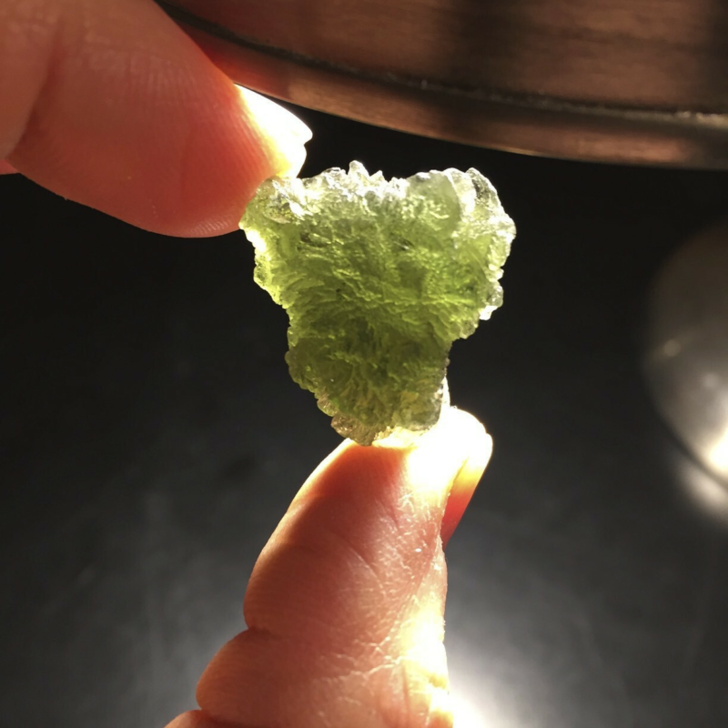 Moldavite (rough) &apos;floating pyramid&apos; (6.5gr) healing crystal