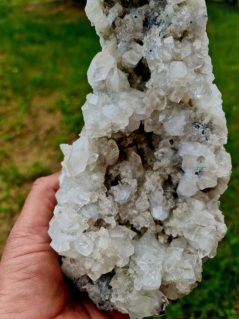Super quality pointed apophyllite with white chalcedony Crystals on matrix - Height: 24 cm - Width: 12 cm- 2200 g - (1)