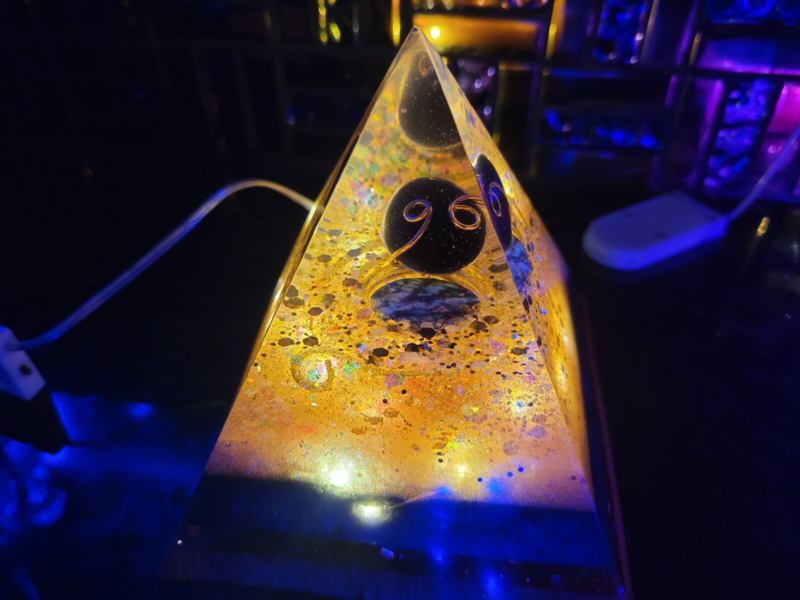 Pyramid collection medium Onyx And Copper Glows & Lights Up