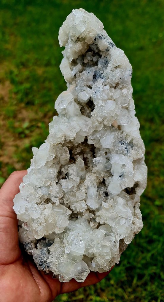 Super quality pointed apophyllite with white chalcedony Crystals on matrix - Height: 24 cm - Width: 12 cm- 2200 g - (1)