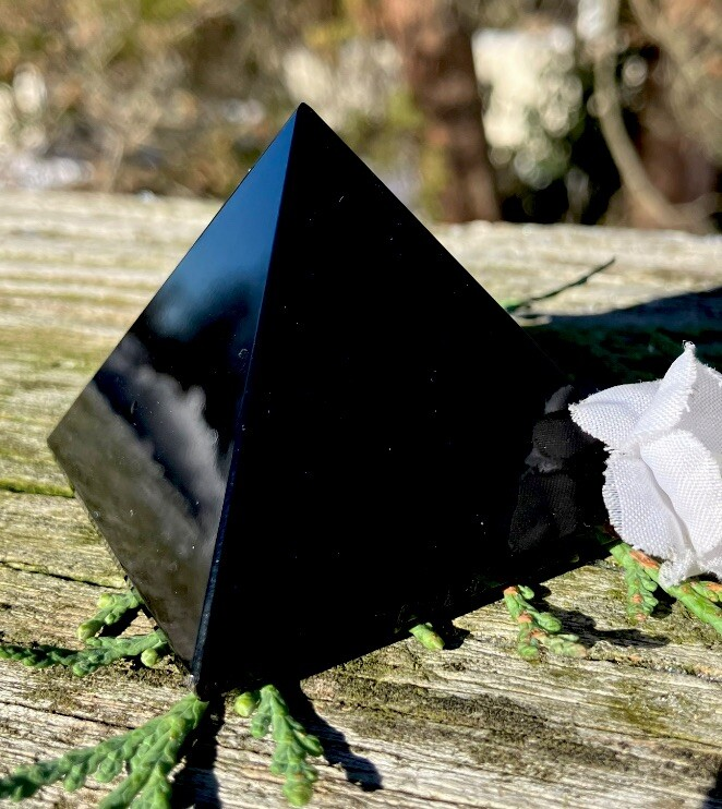 100.4g  CLASSIC NATURAL BLACK OBSIDIAN CRYSTAL POLISHED HEALING PYRAMID  Italy