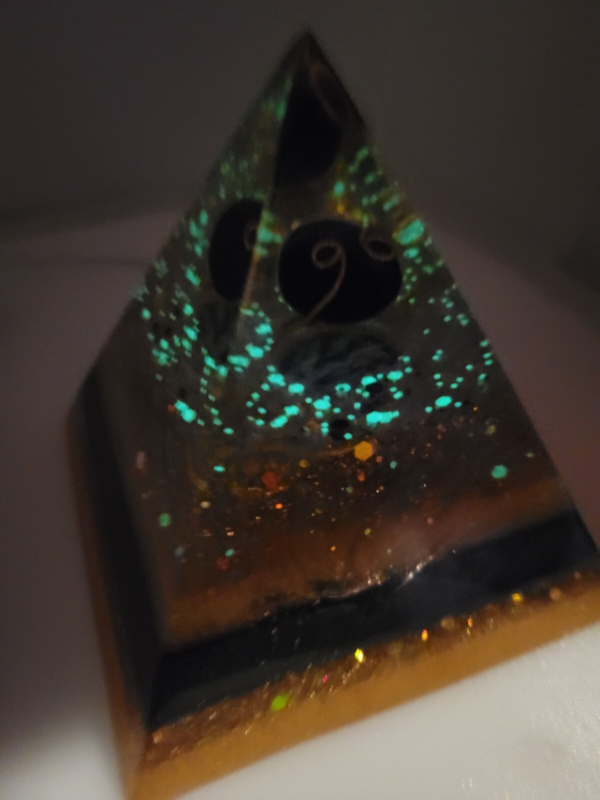 Pyramid collection medium Onyx And Copper Glows & Lights Up