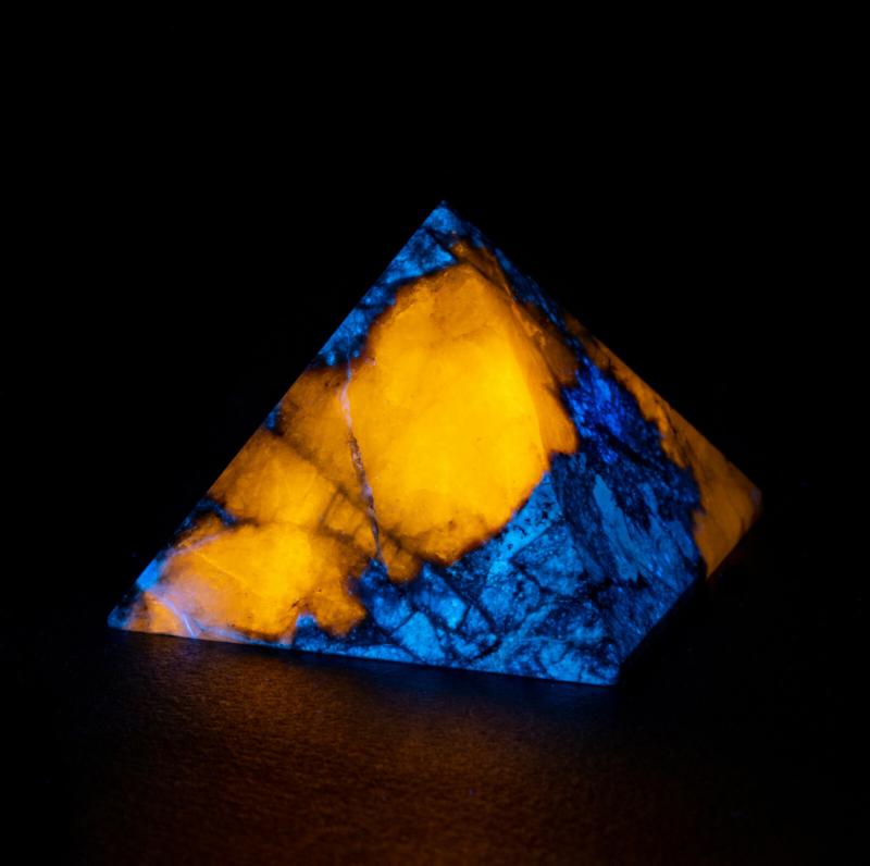 45mm Fluorescent Hackmanite in Natrolite pyramid from Lovozero massif, Kola