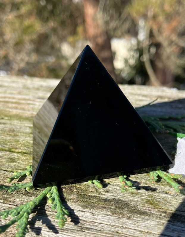100.4g  CLASSIC NATURAL BLACK OBSIDIAN CRYSTAL POLISHED HEALING PYRAMID  Italy