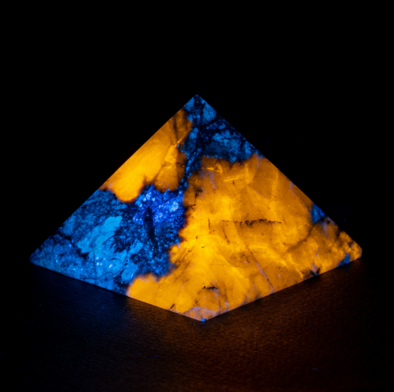 45mm Fluorescent Hackmanite in Natrolite pyramid from Lovozero massif, Kola