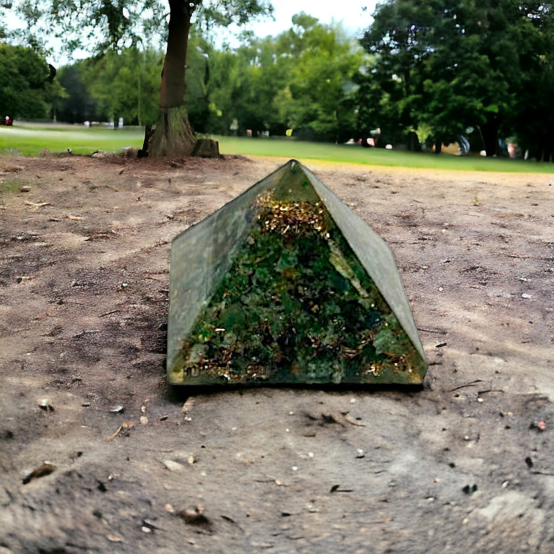 20-25MM Jade Green Crystal Mini Pyramid Chakra Reiki Healing Meditation Orgonite