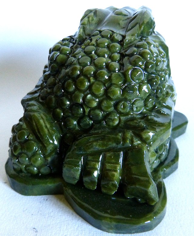Nephrite lucky frog - 13 x 8.5 cm- 1.17 kg