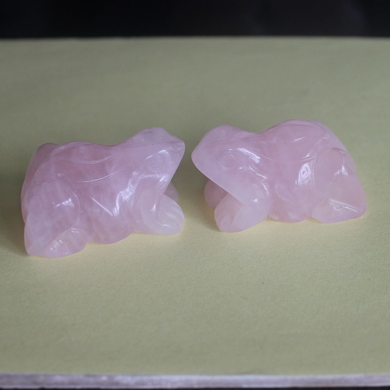 Carved gemstone crystal rose quartz frog figurine animal carving  decor 1.5&apos;&apos;