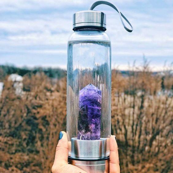 Taza de cristal con campo magnético estable.