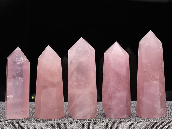 Obelisco de cristal de cuarzo rosa