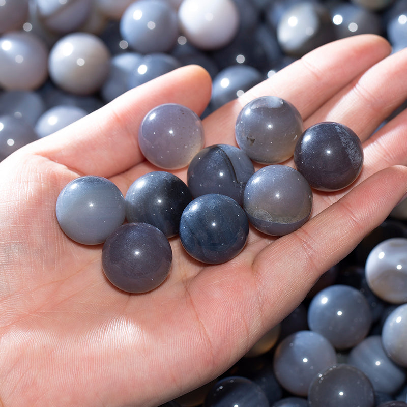 Bola de cristal esférica de roca de ágata gris 