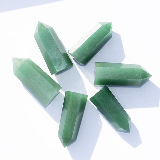 Línea de plumas verdes de piedra curativa de cristal natural 