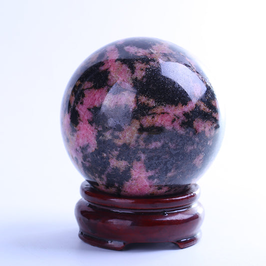 Bola de cristal de roca en flor de ciruelo natural. 