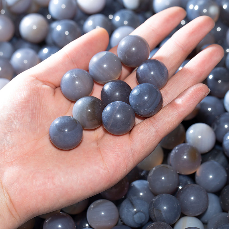 Bola de cristal esférica de roca de ágata gris 