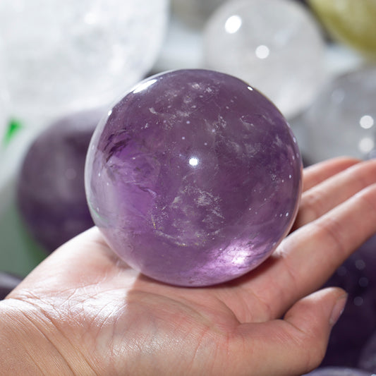 Decoración de bola de cristal violeta. 