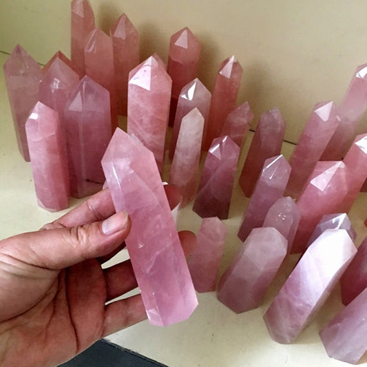Obelisco de cristal de cuarzo rosa
