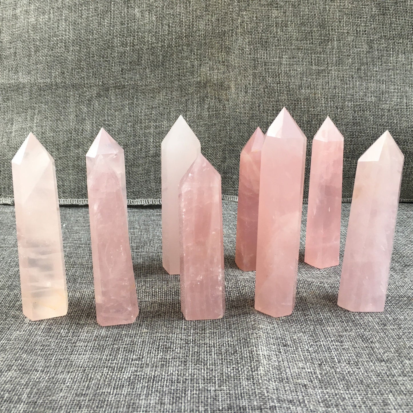 Obelisco de cristal de cuarzo rosa